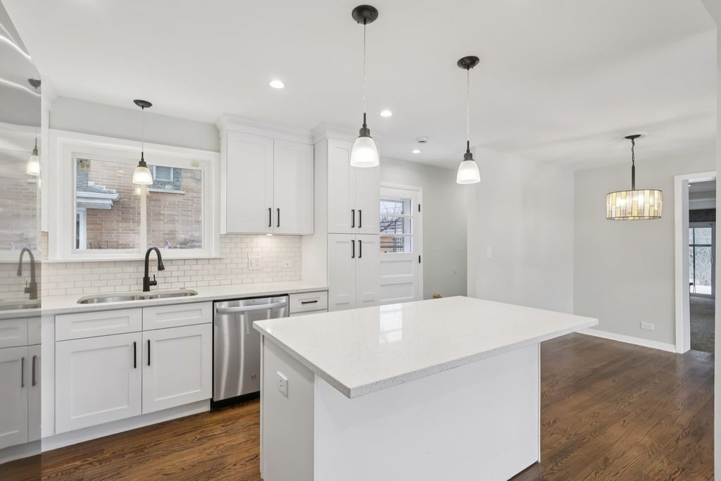 Image 6 of property listing at 6803 N KEELER Avenue, Lincolnwood, IL 60712