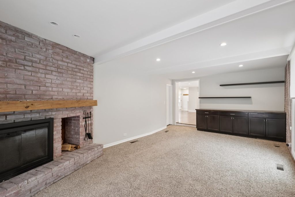 Image 8 of property listing at 6803 N KEELER Avenue, Lincolnwood, IL 60712