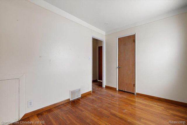 23704 Hazelwood Avenue, Hazel Park, MI 48030