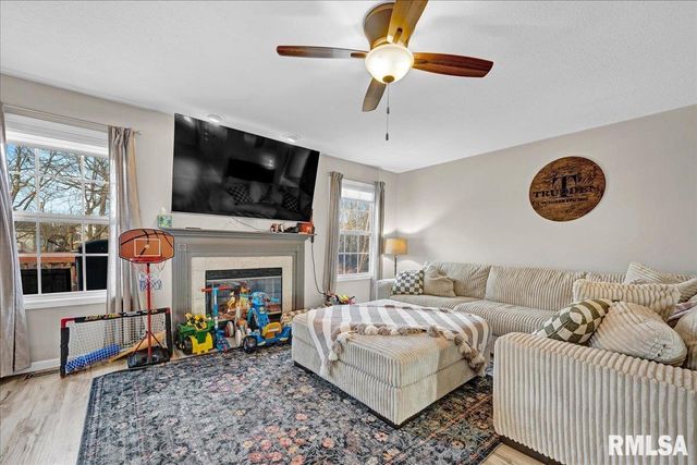 1721 W GENEVA Road, Peoria, IL 61615