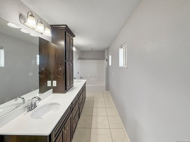 2211 Old Lehmann Rd, Seguin, TX 78155