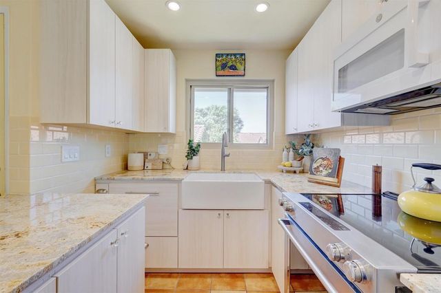 1982 Fairlee Drive, Encinitas, CA 92024