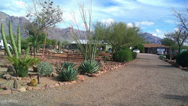 1502 S PROSPECTORS Road, Apache Junction, AZ 85119