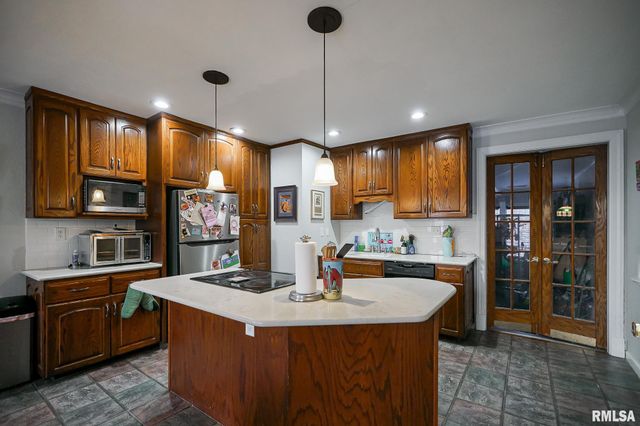 6024 N KNOXVILLE Avenue, Peoria, IL 61614