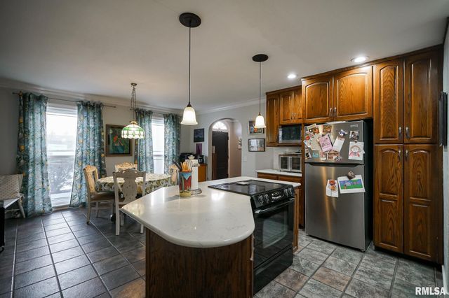 6024 N KNOXVILLE Avenue, Peoria, IL 61614