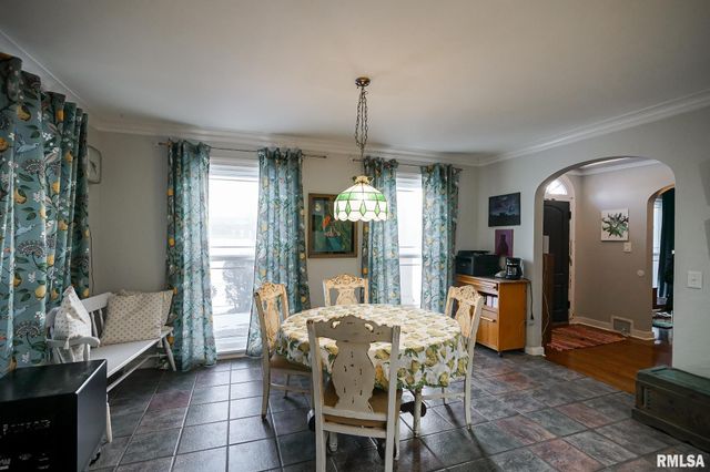 6024 N KNOXVILLE Avenue, Peoria, IL 61614