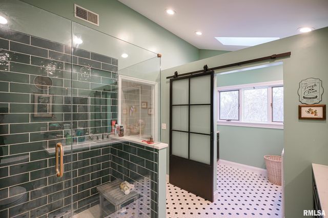 6024 N KNOXVILLE Avenue, Peoria, IL 61614