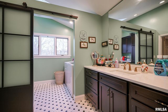 6024 N KNOXVILLE Avenue, Peoria, IL 61614