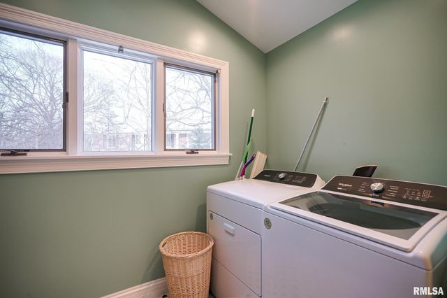 6024 N KNOXVILLE Avenue, Peoria, IL 61614