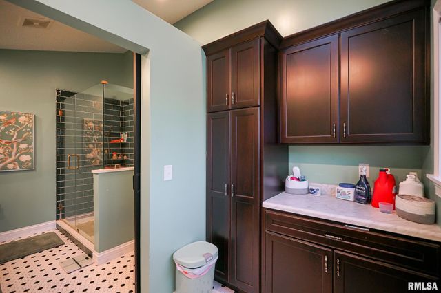 6024 N KNOXVILLE Avenue, Peoria, IL 61614