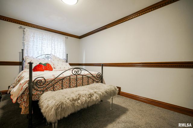 6024 N KNOXVILLE Avenue, Peoria, IL 61614