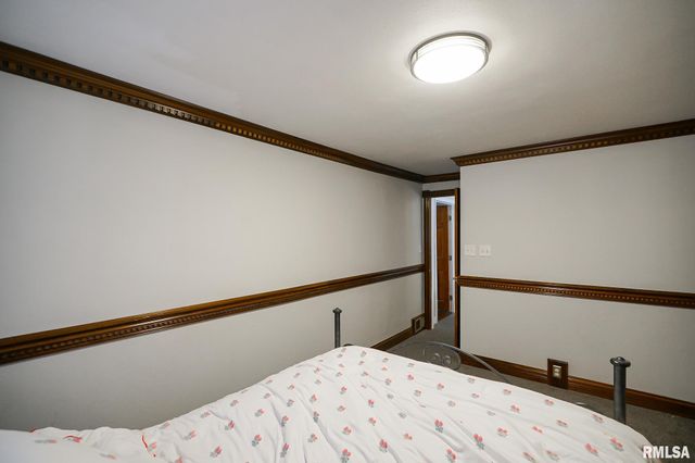 6024 N KNOXVILLE Avenue, Peoria, IL 61614