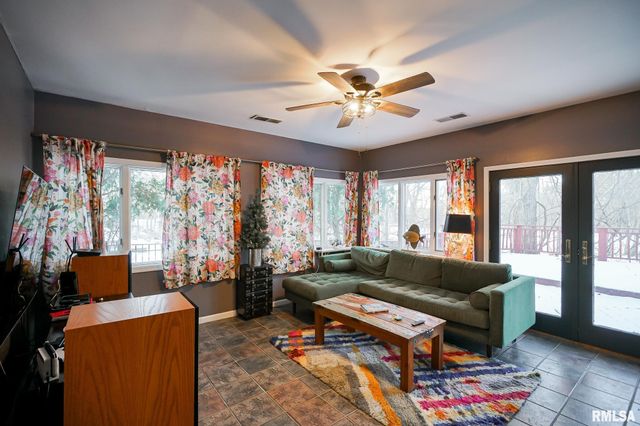 6024 N KNOXVILLE Avenue, Peoria, IL 61614