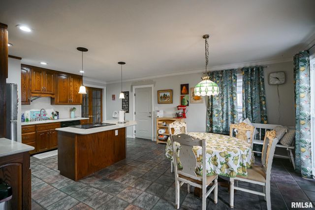 6024 N KNOXVILLE Avenue, Peoria, IL 61614