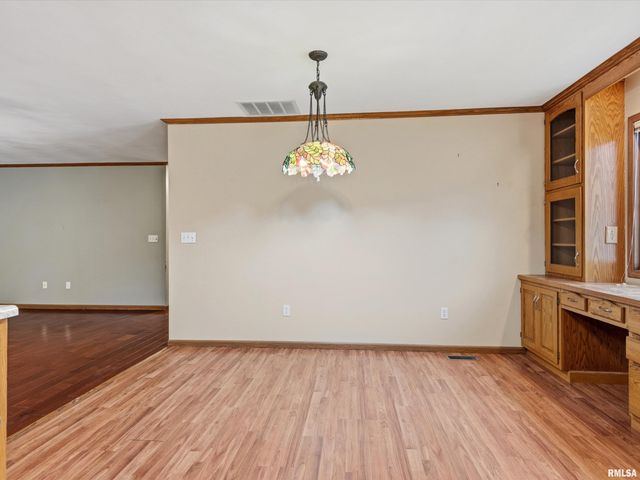 2424 Neil Street, Springfield, IL 62707