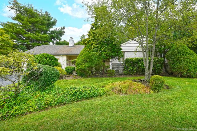 8 South Drive, Roslyn, NY 11576