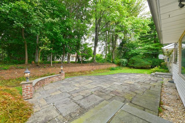 8 South Drive, Roslyn, NY 11576