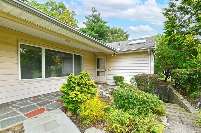 8 South Drive, Roslyn, NY 11576