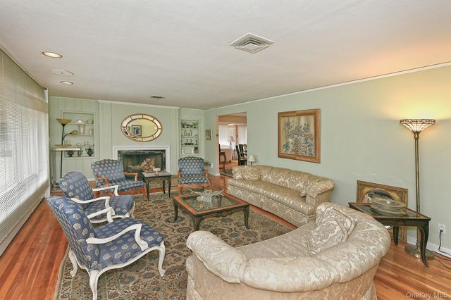 8 South Drive, Roslyn, NY 11576