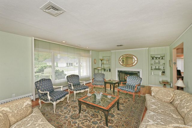 8 South Drive, Roslyn, NY 11576