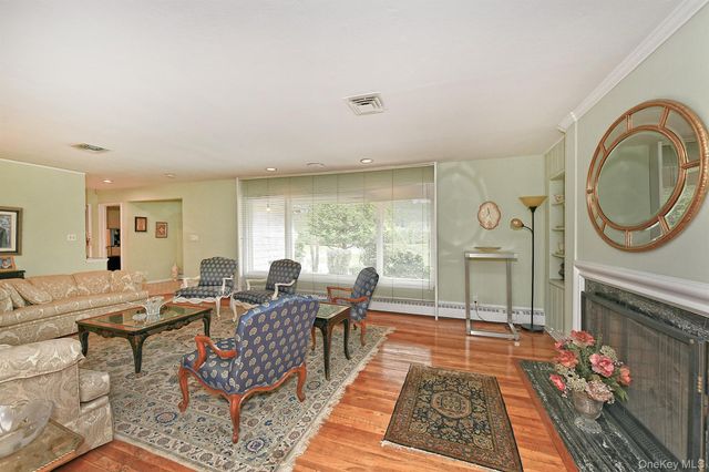 8 South Drive, Roslyn, NY 11576
