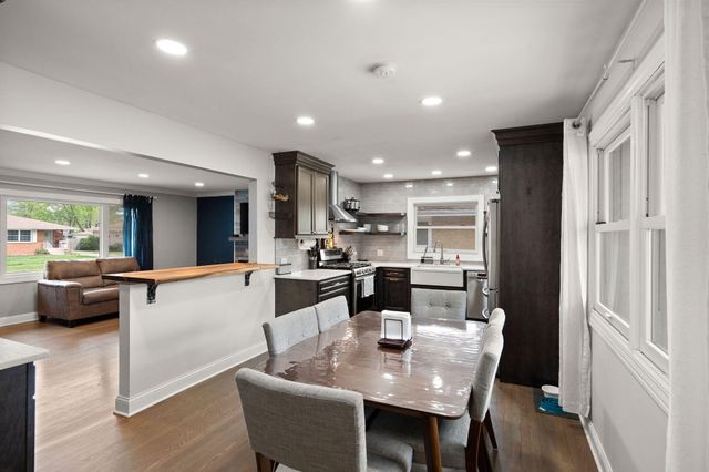 218 Lawndale Drive, Munster, IN 46321
