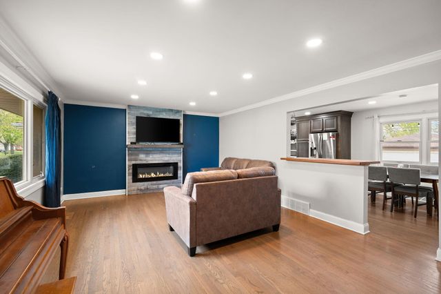 218 Lawndale Drive, Munster, IN 46321