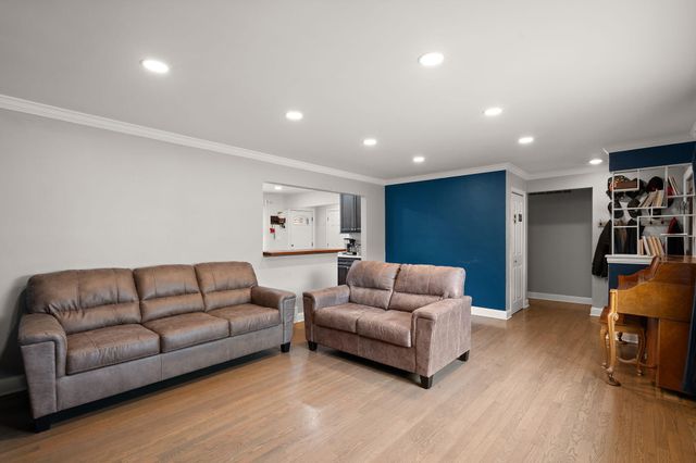 218 Lawndale Drive, Munster, IN 46321