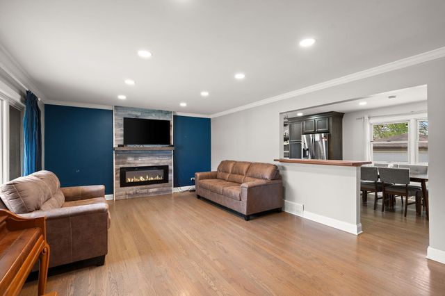 218 Lawndale Drive, Munster, IN 46321