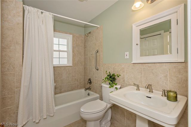 2528 Ashurst Road, University Heights, OH 44118