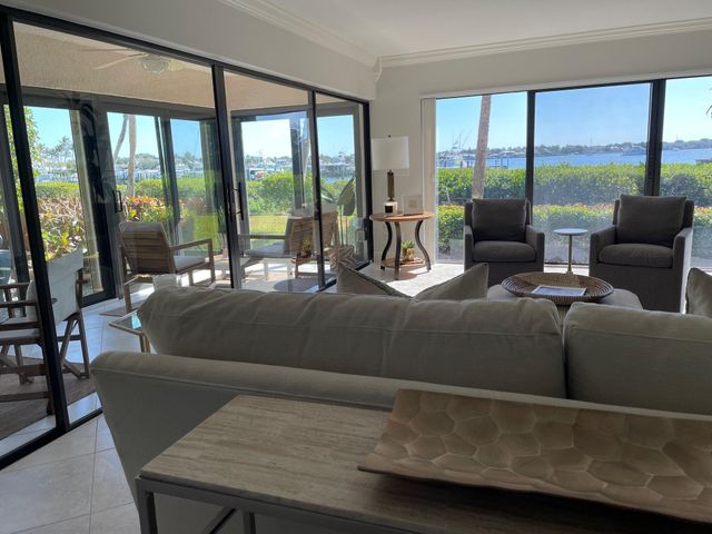 1660 Twelve Oaks Way Apt 106, North Palm Beach, FL 33408