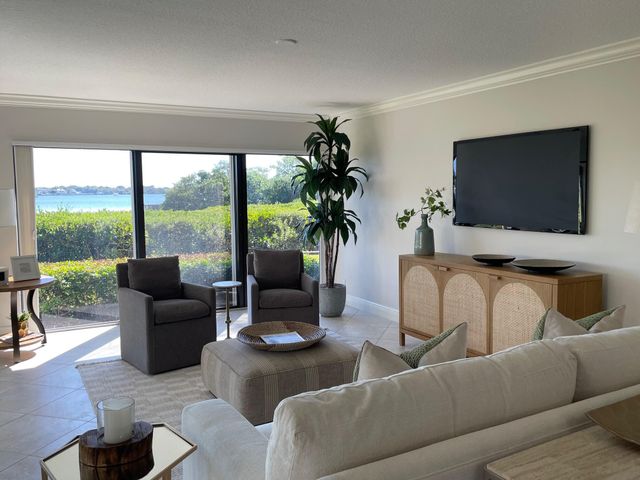 1660 Twelve Oaks Way Apt 106, North Palm Beach, FL 33408