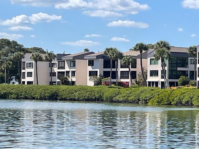 1660 Twelve Oaks Way Apt 106, North Palm Beach, FL 33408