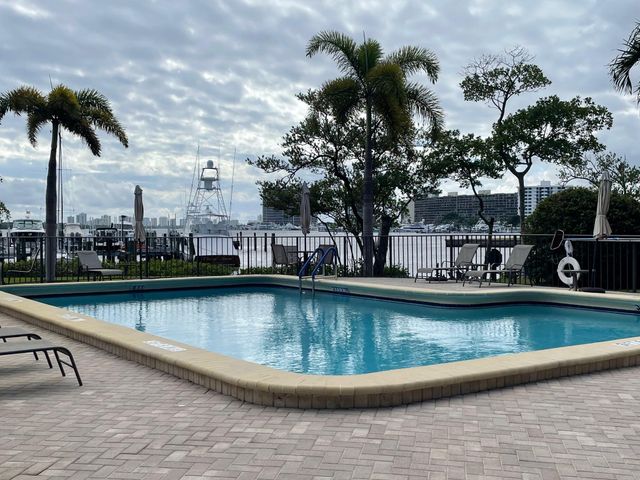 1660 Twelve Oaks Way Apt 106, North Palm Beach, FL 33408