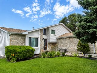 2010 WATERTOWER Place, Crest Hill, IL 60403