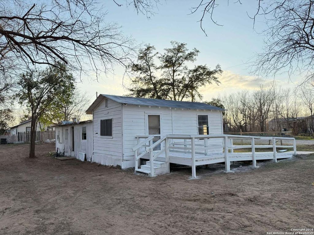 801 Fifth, Natalia, TX 78059