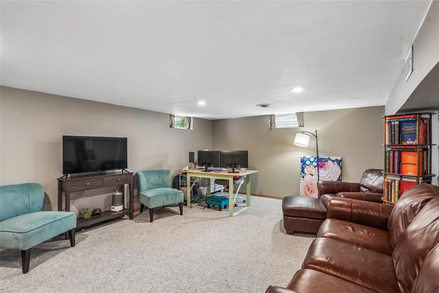 939 1st Street N, Newton, IA 50208