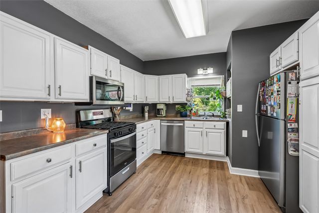 939 1st Street N, Newton, IA 50208