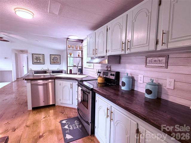 33 Honeysuckle Lane, Taylorsville, NC 28682