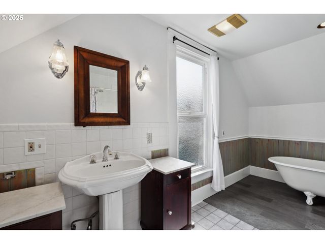 130 Sw WOODS St, Portland, OR 97201