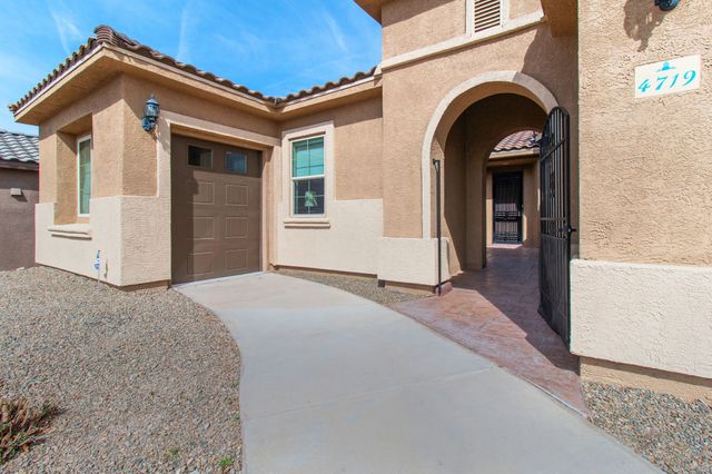 4719 Las Plazuelas, Santa Fe, NM 87507