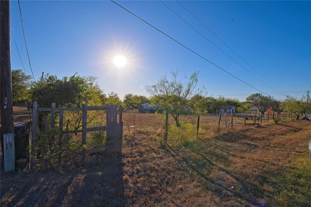 100 Cody LN, Kyle, TX 78640