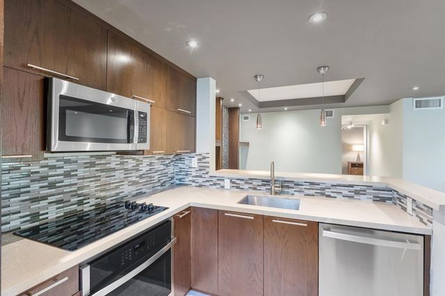 2705 S OAKLAND FOREST Drive 104, Oakland Park, FL 33309