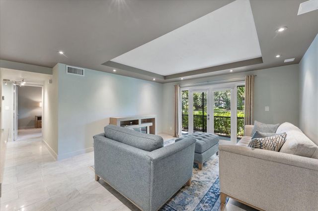 2705 S OAKLAND FOREST Drive 104, Oakland Park, FL 33309