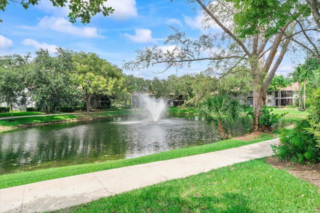 2705 S OAKLAND FOREST Drive 104, Oakland Park, FL 33309