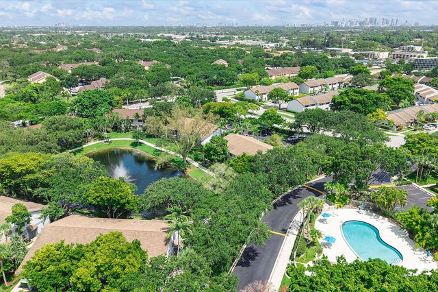 2705 S OAKLAND FOREST Drive 104, Oakland Park, FL 33309