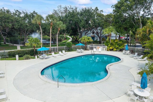 2705 S OAKLAND FOREST Drive 104, Oakland Park, FL 33309