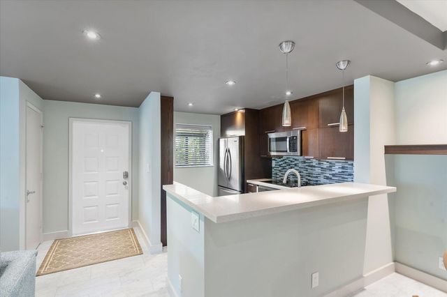 2705 S OAKLAND FOREST Drive 104, Oakland Park, FL 33309