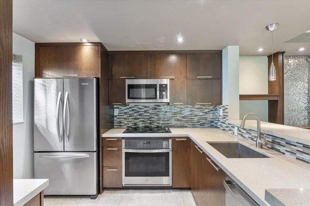 2705 S OAKLAND FOREST Drive 104, Oakland Park, FL 33309