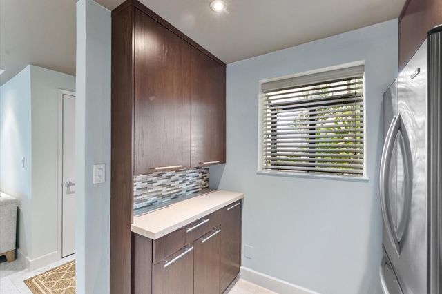 2705 S OAKLAND FOREST Drive 104, Oakland Park, FL 33309